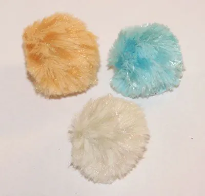 Plysbold med raslelyd